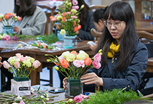 437ccm必赢国际 • 中亚学院分会成功举办“欣赏美 • 创造美”插花体验学习活动
